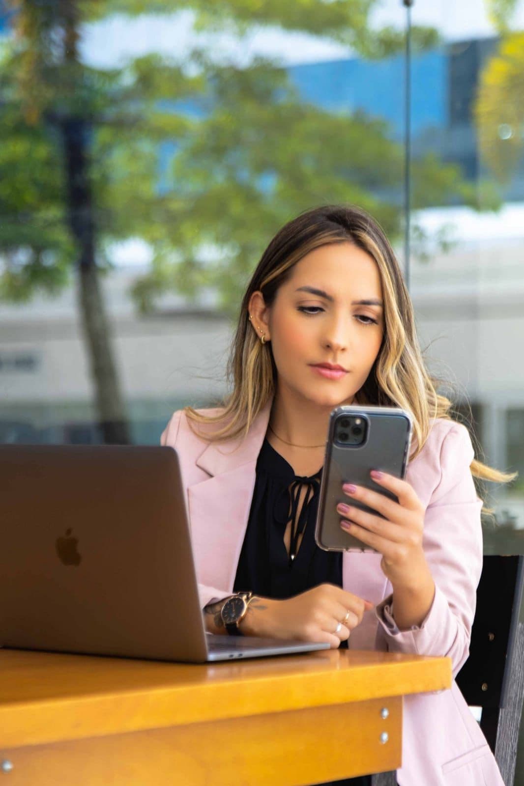 Foto da Dra. Danielle Soares, advogada criminalista